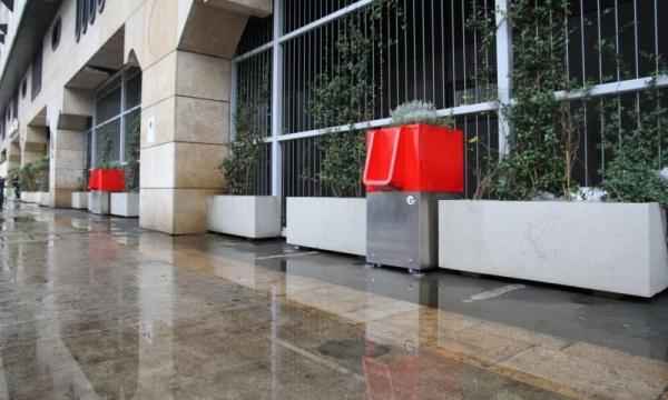 В Париже появились клумбы с писсуарами (ФОТО)	