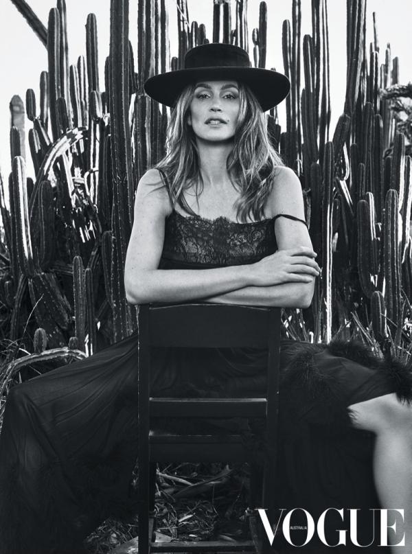 Синди Кроуфорд вспомнила молодость ради обложки Vogue (ФОТО)