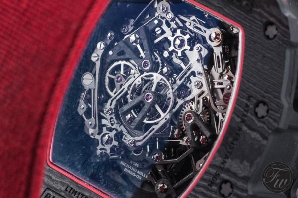 В Швейцарии показали самые легкие механические часы в мире (ФОТО)