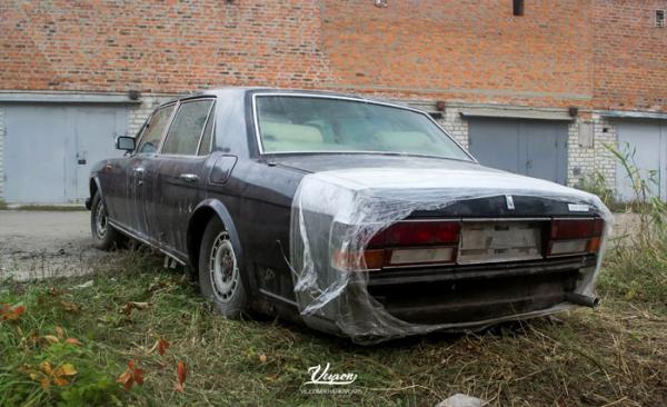 В одном из гаражных кооперативов Харькова нашли брошенный  автомобиль Rolls-Royce (ФОТО)
