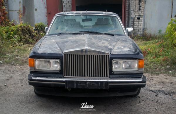 В одном из гаражных кооперативов Харькова нашли брошенный  автомобиль Rolls-Royce (ФОТО)