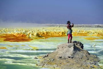Тяжелая работа: как добывают соль в одном из самых негостеприимных мест на Земле (ФОТО)