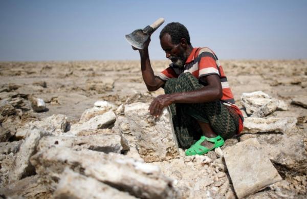 Тяжелая работа: как добывают соль в одном из самых негостеприимных мест на Земле (ФОТО)