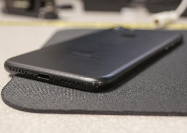 Пользователи iPhone 7 массово жалуются на облезание черной краски (ФОТО)