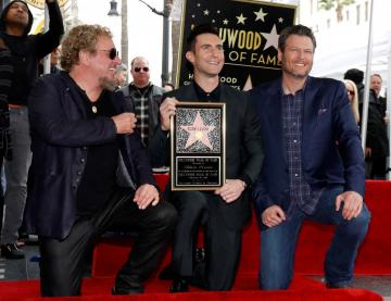 Вокалист Maroon 5 получил именную звезду на Аллее славы в Голливуде