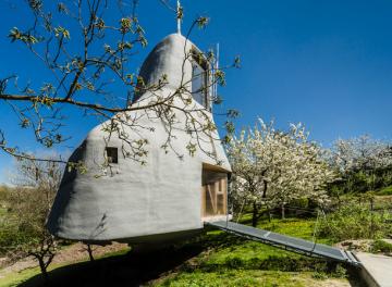 Жилище с одной опорой: необычный дом в живописном районе Чехии (ФОТО)