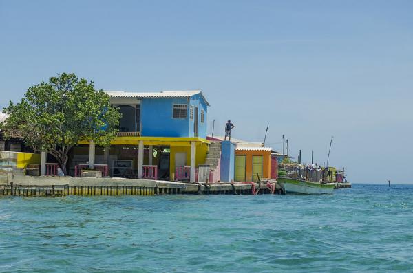 Место, где царит мир и спокойствие: как выглядит самый густонаселенный остров на Земле (ФОТО)