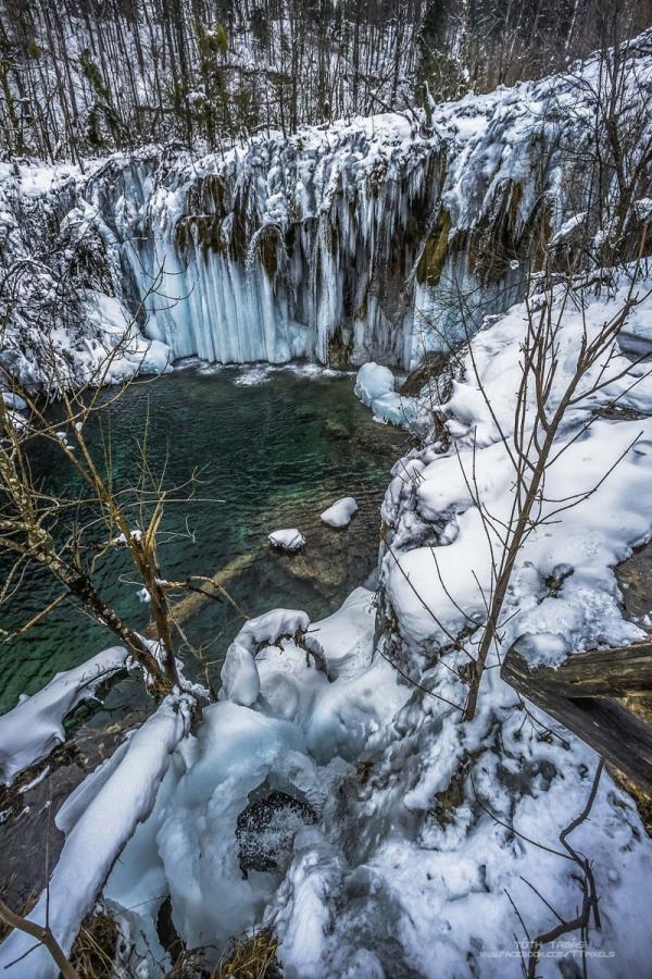 Завораживающее зрелище: тысячи замерзших водопадов национального парка Хорватии (ФОТО)