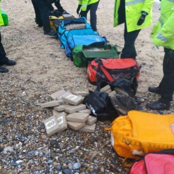 Дорогостоящая находка: на один из пляжей Восточной Англии вынесло 360 килограмм кокаина (ФОТО)