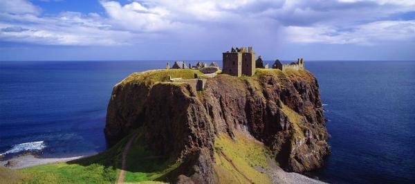 Памятник времен Средневековья: легендарный замок Данноттар в Шотландии (ФОТО)