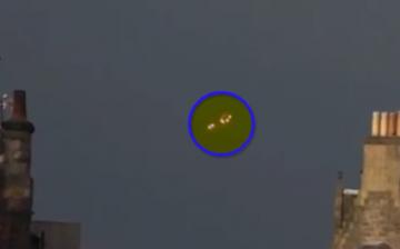 Над шотландским городом Эдинбург заметили НЛО с включенными габаритными огнями (ВИДЕО)
