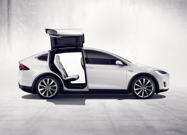 Долгожданная новинка: компания Tesla представила новый электрокар (ФОТО)