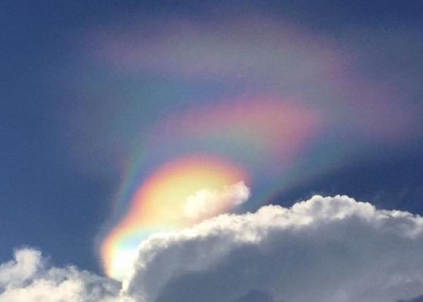 Оптический феномен: в небе над Сингапуром заметили “огненную” радугу (ФОТО)