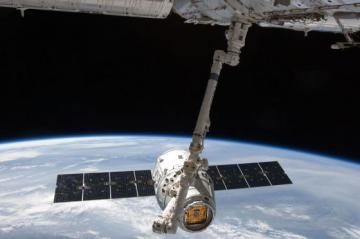 Космический грузовой корабль Dragon успешно пристыковался к МКС