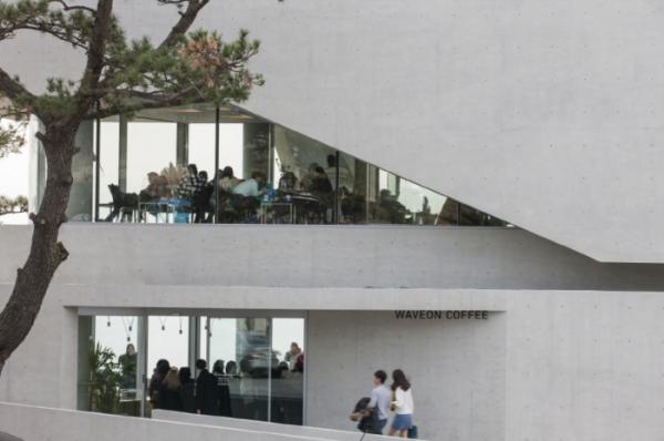 Оригинальная геометрия и ничего лишнего: огромное кафе на корейском побережье  (ФОТО)