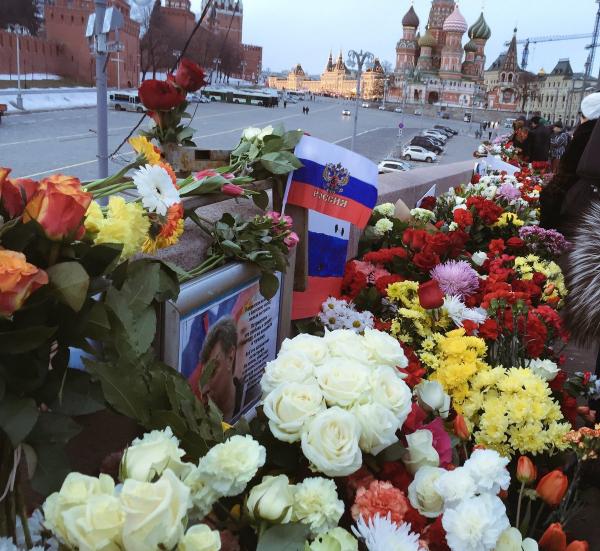 Мост Немцова: на месте убийства горы цветов (ФОТО)