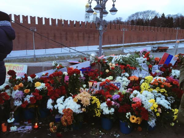 Мост Немцова: на месте убийства горы цветов (ФОТО)