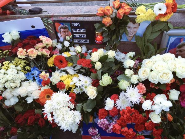 Мост Немцова: на месте убийства горы цветов (ФОТО)