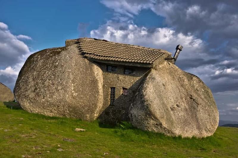 15 опаснейших мест на Земле, в которых умудряются жить люди (ФОТО)