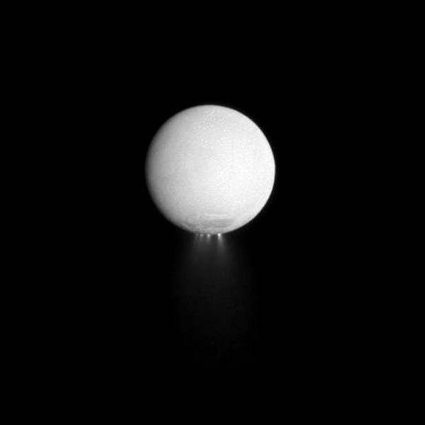 В Сети появился завораживающий снимок ледяного спутника Сатурна (ФОТО)
