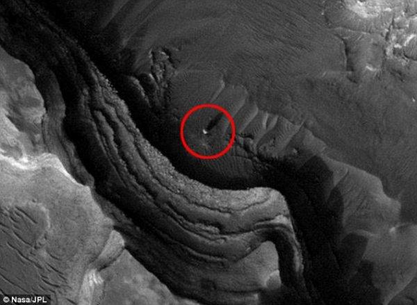 Уфологи рассмотрели огромные башни на поверхности Марса (ФОТО)