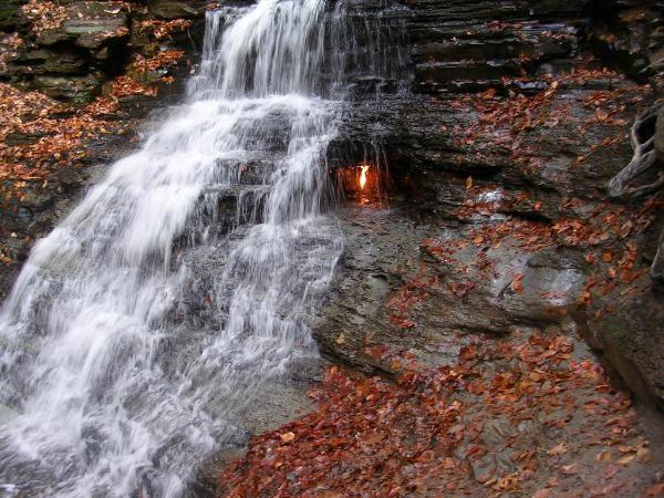 Потрясающее творение природы: водопад вечного огня в штате Нью-Йорк (ФОТО)