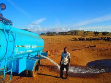 Добрый Самаритянин: как житель Африки спасает животных от сильной засухи (ФОТО)