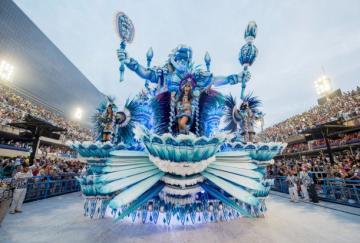 Незабываемое зрелище: закрытие ежегодного карнавала в Рио-Де-Жанейро (ФОТО)