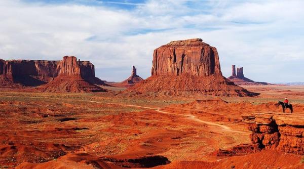 Земля индейцев и марсианских пейзажей: захватывающая долина монументов в США (ФОТО)