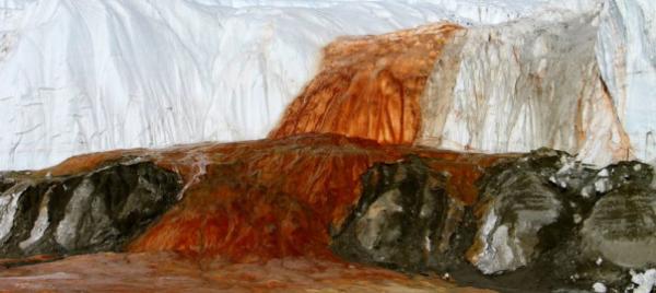 Необыкновенное явление природы: кровавый водопад в Восточной Антарктиде (ФОТО)