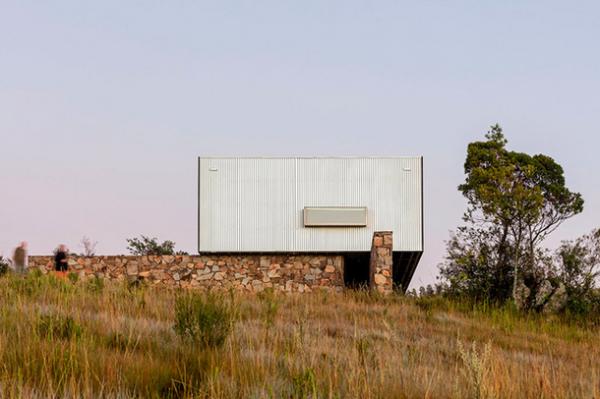 Идеальные взаимоотношения природы и архитектуры: дом-контейнер в горах Уругвая (ФОТО)