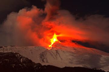 Поразительное зрелище. На Сицилии проснулся вулкан Этна (ВИДЕО)