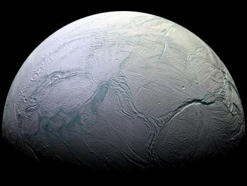 Ученые обнаружили на спутнике Сатурна теплый океан