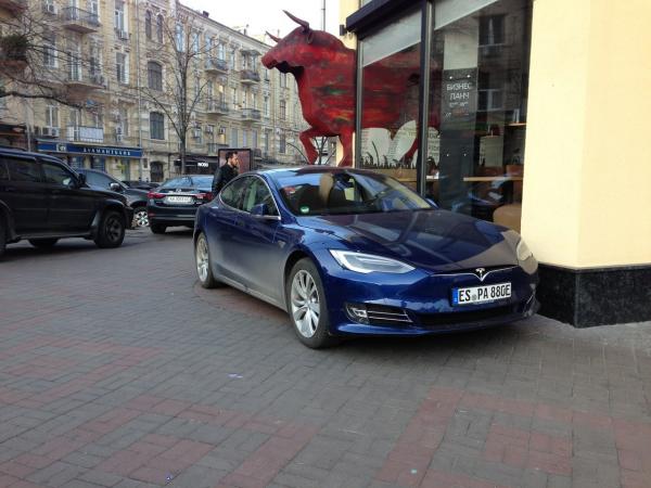 В столице Украины засветилась новейшая Tesla Model S 2017 (ФОТО)