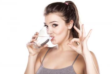 Ученые узнали, сколько воды нужно пить в день человеку