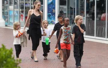 Анджелина Джоли распрощалась с черным (ФОТО)