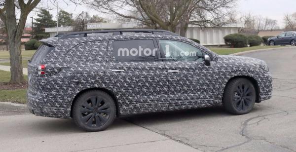 Семиместный кроссовер от Subaru «засветился» на шпионских снимках (ФОТО)