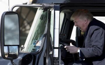 Дональд Трамп за рулем грузовика повеселил пользователей Сети (ВИДЕО)