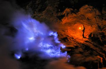 Адская работа: добыча серы в кратере вулкана Иджен в Индонезии (ФОТО)