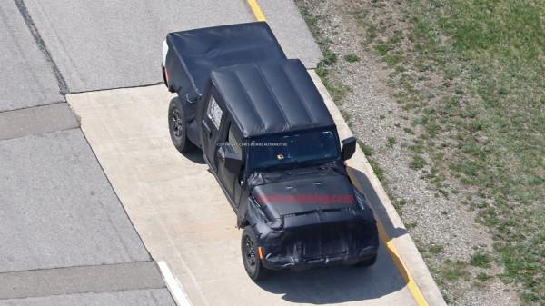 В сети появились шпионские снимки нового пикапа Jeep Wrangler