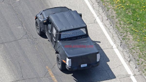 В сети появились шпионские снимки нового пикапа Jeep Wrangler
