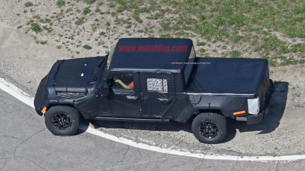 В сети появились шпионские снимки нового пикапа Jeep Wrangler
