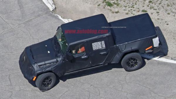 В сети появились шпионские снимки нового пикапа Jeep Wrangler