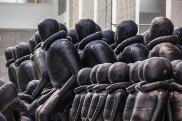 Китайский художник заставляет посмотреть на проблему с беженцами своей новой инсталляцией (ФОТО)