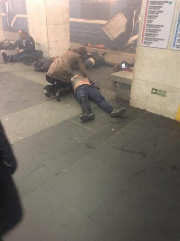 По крайней мере 10 человек погибли при взрывах в метро в Санкт-Петербурге (ФОТО)