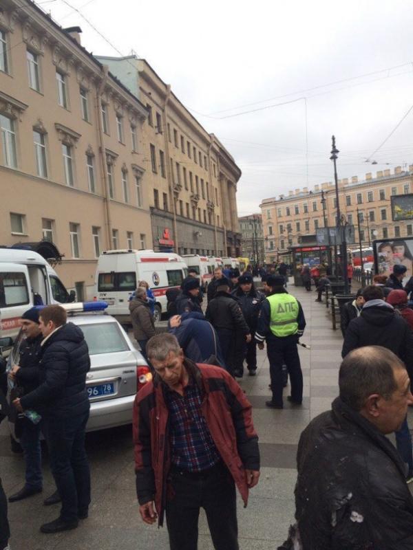 По крайней мере 10 человек погибли при взрывах в метро в Санкт-Петербурге (ФОТО)