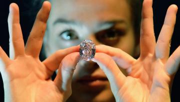 Самый дорогой бриллиант «Розовая звезда» продали за рекордную сумму (ФОТО)