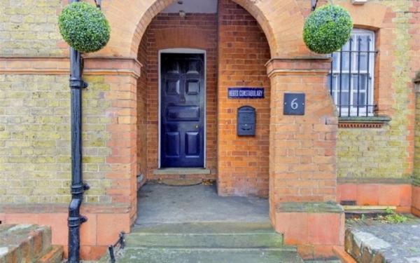 В Британии жилой дом в полицейском участке продают за 1 млн долларов (ФОТО)