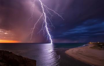 Житель Австралии сфотографировал уникальную ионосферную молнию (ФОТО)
