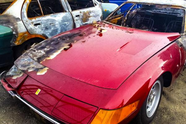Мужские слезы: автоугонщики намерено сожгли две редкие модели Ferrari (ФОТО)